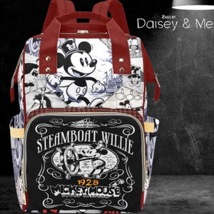 Può includere: Zaino con un design di Mickey Mouse in bianco e nero e dettagli rossi. La tasca anteriore mostra il testo "Steamboat Willie" e "Mickey Mouse". Lo zaino ha spallacci e manici rossi, ed è visibile il marchio "Daisey & Me".