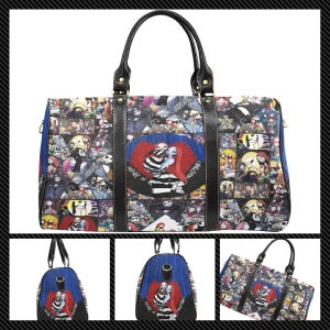 K&ouml;nnte beinhalten: Eine schwarze und blaue Reisetasche mit Patchwork-Design, das Figuren aus dem Film "Nightmare Before Christmas" zeigt. Die Tasche hat schwarze Ledergriffe und -bes&auml;tze. Die Vorderseite der Tasche zeigt ein gro&szlig;es Herz mit Jack Skellington und Sally darin.