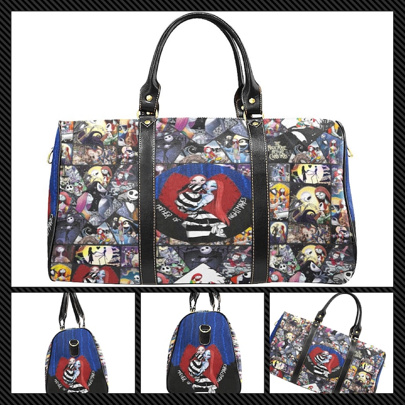 K&ouml;nnte beinhalten: Eine schwarze und blaue Reisetasche mit Patchwork-Design, das Figuren aus dem Film "Nightmare Before Christmas" zeigt. Die Tasche hat schwarze Ledergriffe und -bes&auml;tze. Die Vorderseite der Tasche zeigt ein gro&szlig;es Herz mit Jack Skellington und Sally darin.