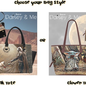 Pode incluir: Duas bolsas tote com tema Star Wars. A bolsa &agrave; esquerda &eacute; uma bolsa tote steampunk preta e marrom com um gr&aacute;fico de um Mandaloriano e um beb&ecirc; Yoda. A bolsa &agrave; direita &eacute; uma bolsa tote marrom de trevo com um gr&aacute;fico de um beb&ecirc; Yoda. Ambas as bolsas t&ecirc;m o texto "Bags by Daisey & Me".