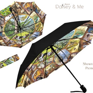 Può includere: Un ombrello colorato con un collage di immagini di una scena da picnic. L'ombrello è nero all'interno e ha un manico nero. L'ombrello è aperto e le immagini sono visibili all'esterno. Il testo "Bags by Daisey & Me" è visibile nell'angolo in alto a destra dell'immagine. Il testo "Shown in: Picnic" è visibile nell'angolo in basso a destra dell'immagine.