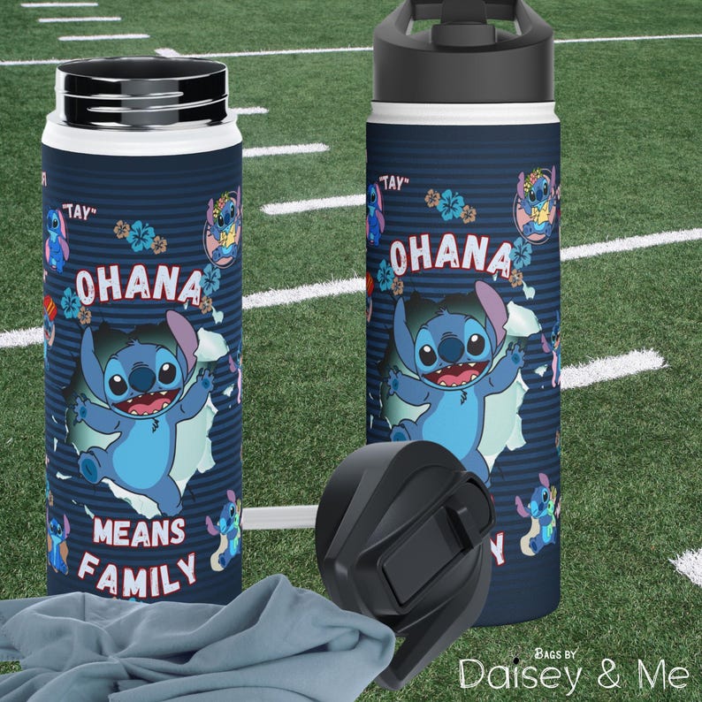 Puede incluir: Dos botellas de agua azul marino con el personaje Stitch de Lilo & Stitch. Las botellas tienen un fondo blanco con la palabra "OHANA" y la frase "MEANS FAMILY". Las botellas tienen una tapa negra y una tapa negra.