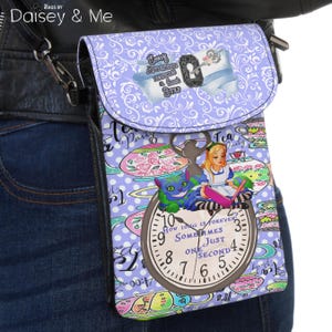 Può includere: Borsa a tracolla a tema Alice nel Paese delle Meraviglie con sfondo lilla chiaro e un design stravagante. La borsa presenta un quadrante con Alice, lo Stregatto e il testo "Quanto dura per sempre? A volte solo un secondo."