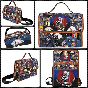 K&ouml;nnte beinhalten: Eine schwarze und wei&szlig;e Patchwork-Handtasche mit braunem Lederbesatz. Die Tasche zeigt verschiedene Bilder aus dem Film Nightmare Before Christmas, darunter Jack Skellington, Sally und die Figuren aus Halloween Town. Die Tasche hat einen oberen Griff und einen langen, verstellbaren Schultergurt.