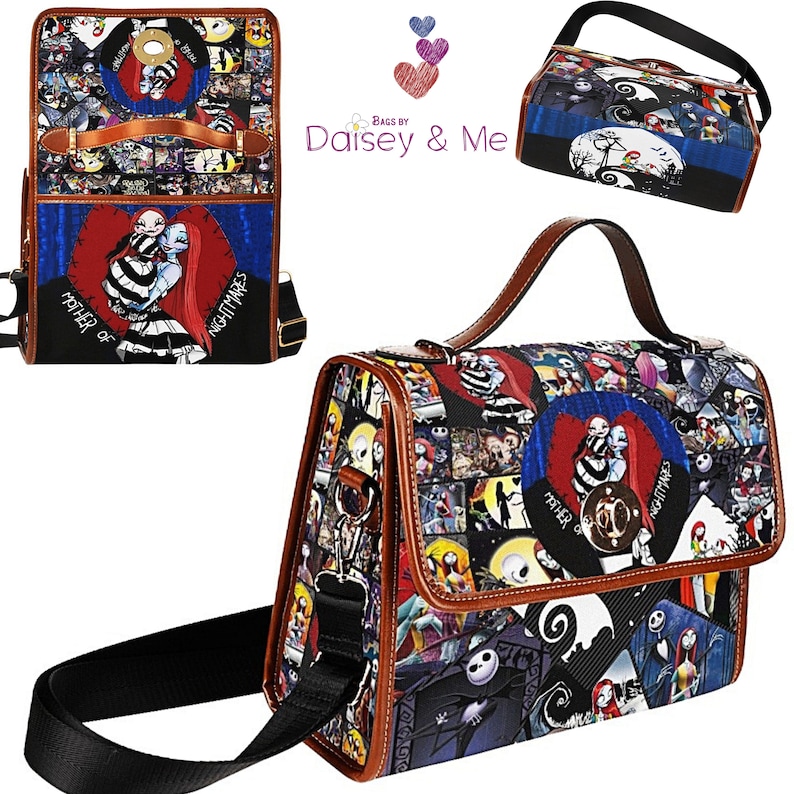 K&ouml;nnte beinhalten: Eine schwarze und braune Umh&auml;ngetasche mit einer bunten Collage von Figuren und Szenen aus dem Film Nightmare Before Christmas. Die Tasche hat einen braunen Lederriemen und einen Metallverschluss. Die Tasche hat eine Klappe mit einem herzf&ouml;rmigen Design und dem Text "Mother of Nightmares".