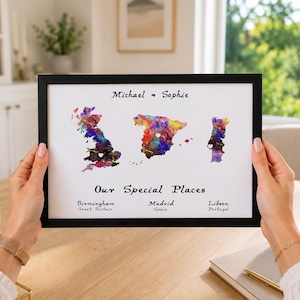 Puede incluir: Una lámina enmarcada titulada Our Special Places con mapas en acuarela de Gran Bretaña, España y Portugal. Los nombres Michael y Sophie aparecen en la parte superior, con Birmingham, Madrid y Lisboa listados bajo cada mapa respectivo.