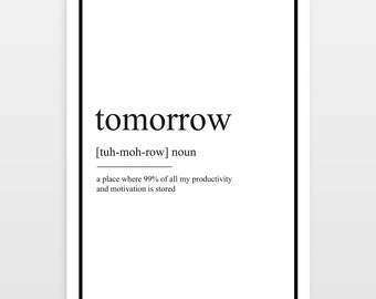Può includere: Stampa incorniciata bianca con la parola "tomorrow" in nero. Sotto, la pronuncia fonetica e la definizione: "un luogo dove è immagazzinato il 99% della mia produttività e motivazione."