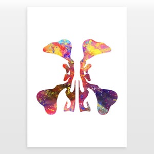 Op de afbeelding: Een aquarelprint van een symmetrische anatomische illustratie, met een levendige reeks kleuren, waaronder rood, geel, blauw en paars. Het kunstwerk is geplaatst tegen een schone witte achtergrond en toont het gedetailleerde, abstracte ontwerp.