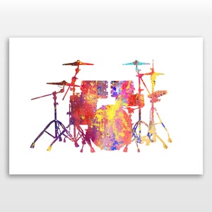 Op de afbeelding: Een aquarel schilderij van een drumstel met spatten van rode, gele, blauwe en paarse verf.