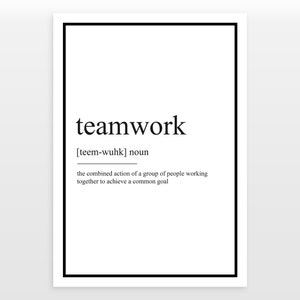 Op de afbeelding: Een witte poster met een zwarte rand toont het woord "teamwork" in een vetgedrukte, schreefloze letter. Daaronder staat de definitie: "de gecombineerde actie van een groep mensen die samenwerken om een gemeenschappelijk doel te bereiken."