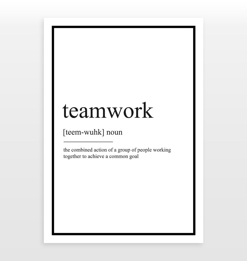 Op de afbeelding: Een witte poster met een zwarte rand toont het woord "teamwork" in een vetgedrukte, schreefloze letter. Daaronder staat de definitie: "de gecombineerde actie van een groep mensen die samenwerken om een gemeenschappelijk doel te bereiken."