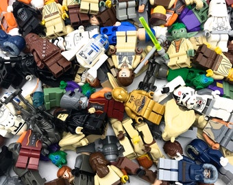 Puede incluir: Una gran colección de minifiguras Lego de Star Wars en varias poses. Las minifiguras están hechas de plástico y presentan diferentes personajes del universo de Star Wars. Las minifiguras son de varios colores, incluyendo negro, blanco, marrón, verde, azul y amarillo.