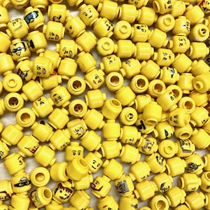 Könnte beinhalten: Eine große Sammlung gelber Lego-Minifigurenköpfe mit verschiedenen Gesichtsausdrücken.