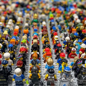 10 Lego Minifigures Randomly Picked! Huge variety of people all with Headgear Accessory! Ships Fast!