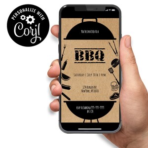 Puede incluir: Un smartphone muestra una invitación a una barbacoa con un fondo de papel kraft. El texto negro dice "BBQ", "Sábado 30 de julio 16:00" y detalles de RSVP. La invitación incluye ilustraciones de utensilios para asar y comida. El teléfono se sostiene en una mano.