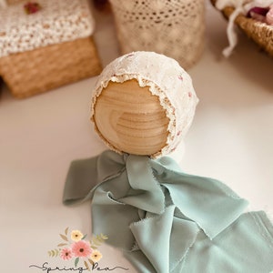 Newborn Rosalia lace bonnet