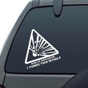 以下が含まれることがあります： 爆発のグラフィックが描かれた、三角形の危険シンボルが特徴の白いビニールステッカー。「RISK OF EXPLOSION I TUNED THIS MYSELF」のテキストがシンボルの下に印刷されています。車両への適用に適しています。