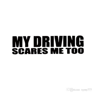 Peut inclure: Autocollant noir et blanc avec le texte "MY DRIVING SCARES ME TOO".
