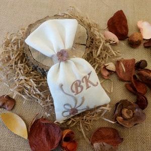 White Wedding Favors Pouch for Guests Custom Embroidery Double Couple Initial Floral and Rustic Ribbon Modern Bomboniere with Koufeta