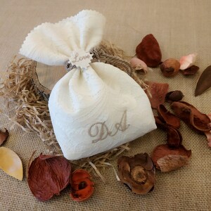Encaje floral Bolsa de algodón blanco Favores de boda para invitados Bordado personalizado Pareja Caligrafía Inicial Moderno Bomboniere con amor Koufeta
