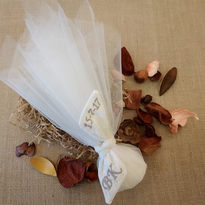 Classic Wedding Bomboniere With White Tulle and White Silk Ribbon Personalized Custom Couple Initial Wedding Favors for Guests in Bulk Cheap