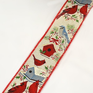Ruban de Noël câblé, oiseaux à huppe rouge sur une branche et oiseau bleu dans une cabane avec fleurs de Noël, approvisionnement saisonnier