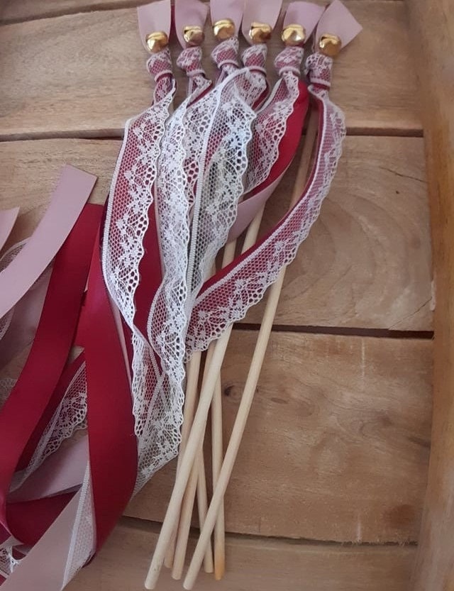 50 baguettes de mariage bordeaux et rose avec cloche dorée
