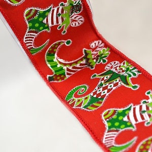 Kerstlint met beugel, puntige elfenschoenen met gestripte sokken in witrood, gevuld met snoepriet, kerstvoorraad