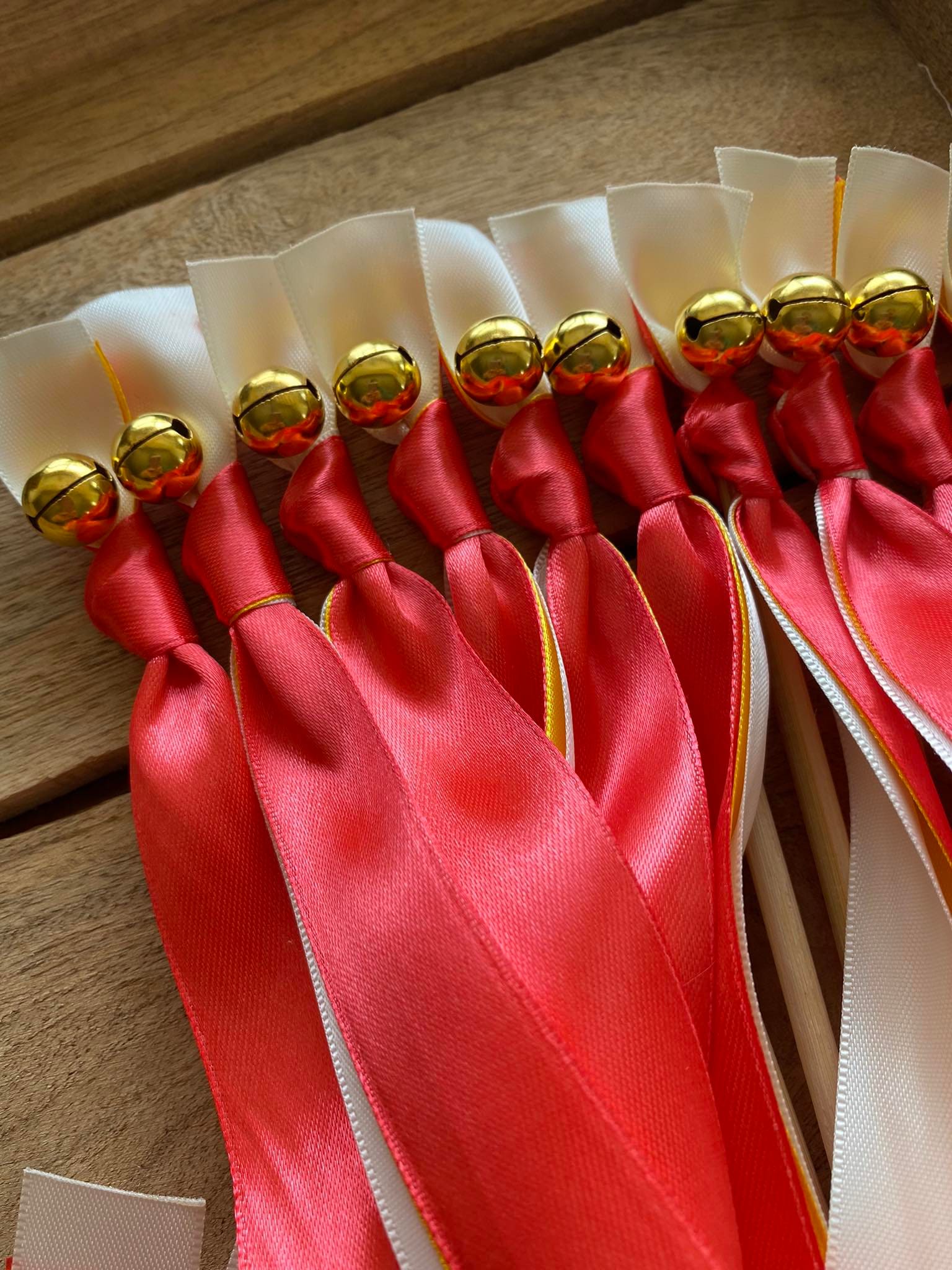 50 baguettes de mariage avec cloches dorées et rubans colorés