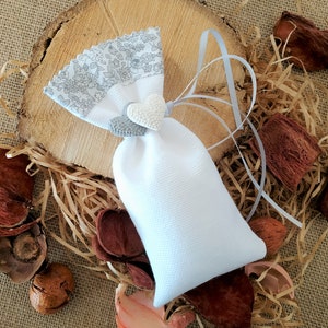 White Pouch Wedding Favors for Guests Rustic Floral Lace Gray White Double Hearts Taupe Ribbon Minimal Modern Bomboniere with Koufeta