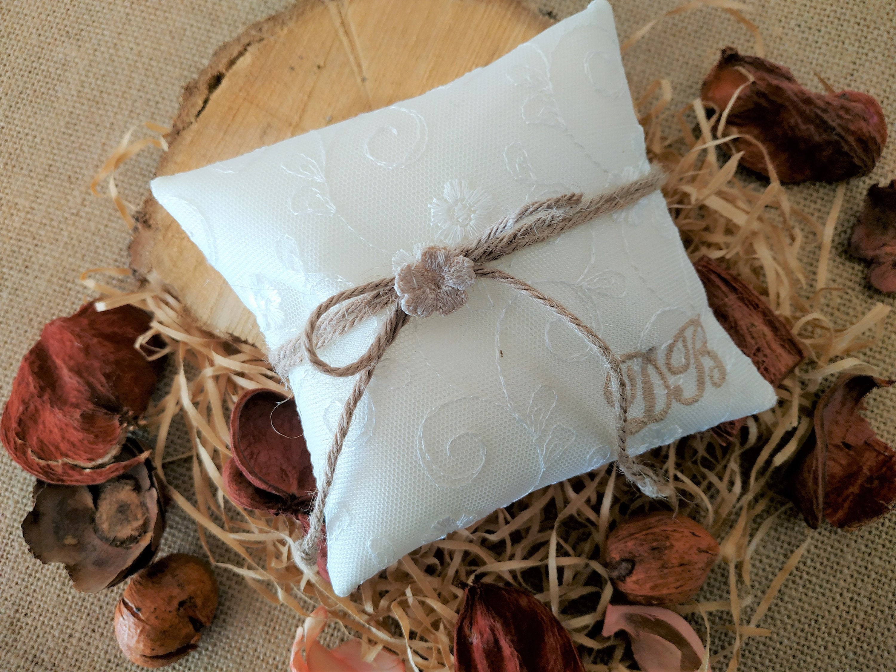 Porte alliances de mariage brodé personnalisé avec fleurs