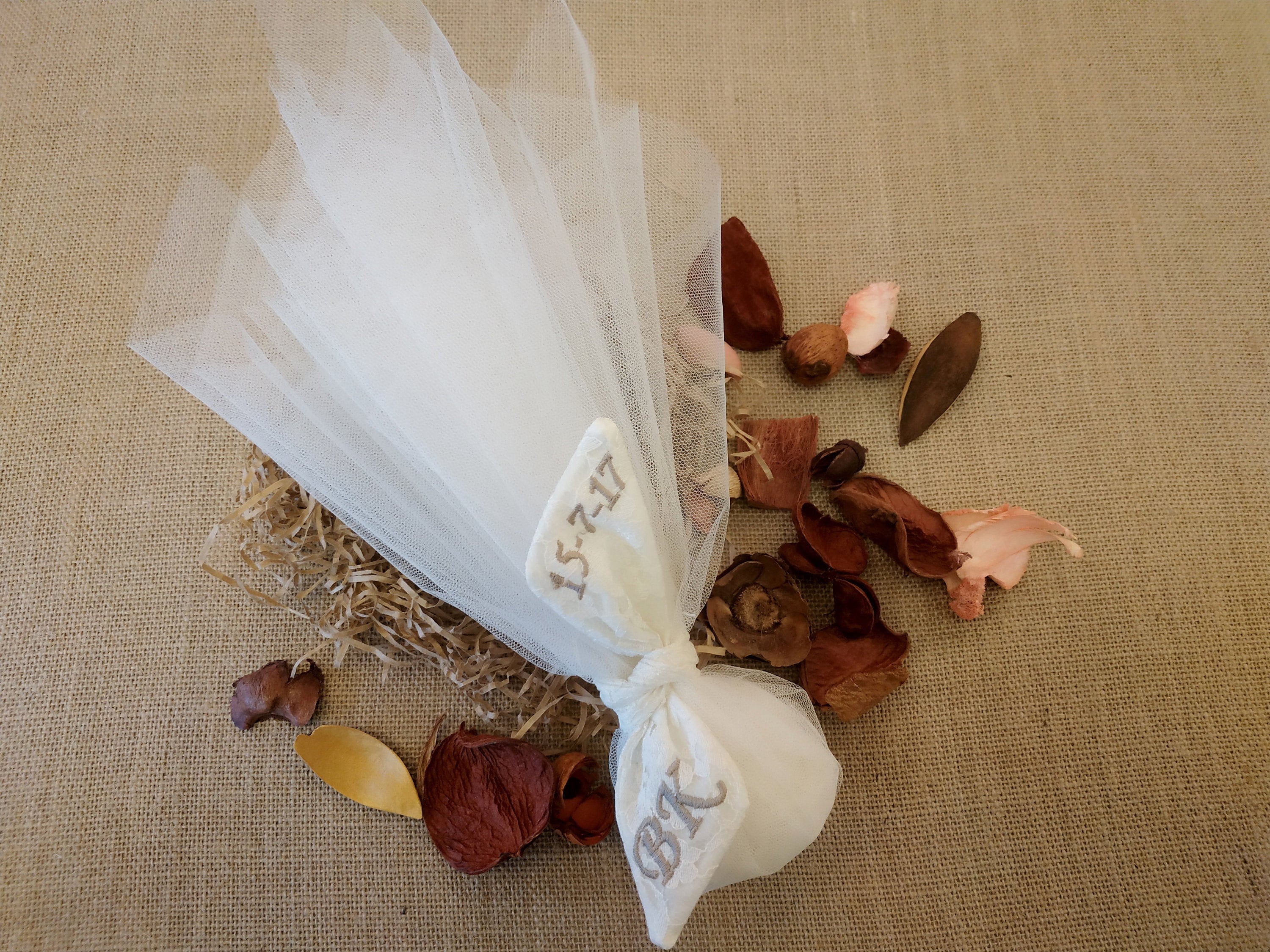 Bombonnière de mariage en tulle blanc avec ruban de soie