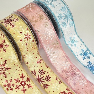 Nastro natalizio cablato con fiocchi di neve grandi e piccoli scintillanti, decorazione natalizia a tema invernale, fornitura stagionale per decorazioni e lavori artigianali fai da te.