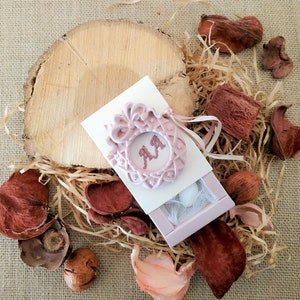 Boda blanca favorece cajas para invitados bordado personalizado doble marco cerámico inicial coloreado rosa polvoriento y cintas bomboniere moderno con Koufeta