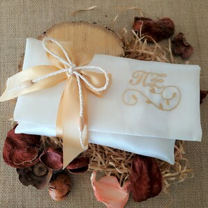Boda blanca favorece sobre para invitados bordado personalizado pareja satinado inicial champán cinta blanca moderna bomboniere con Koufeta