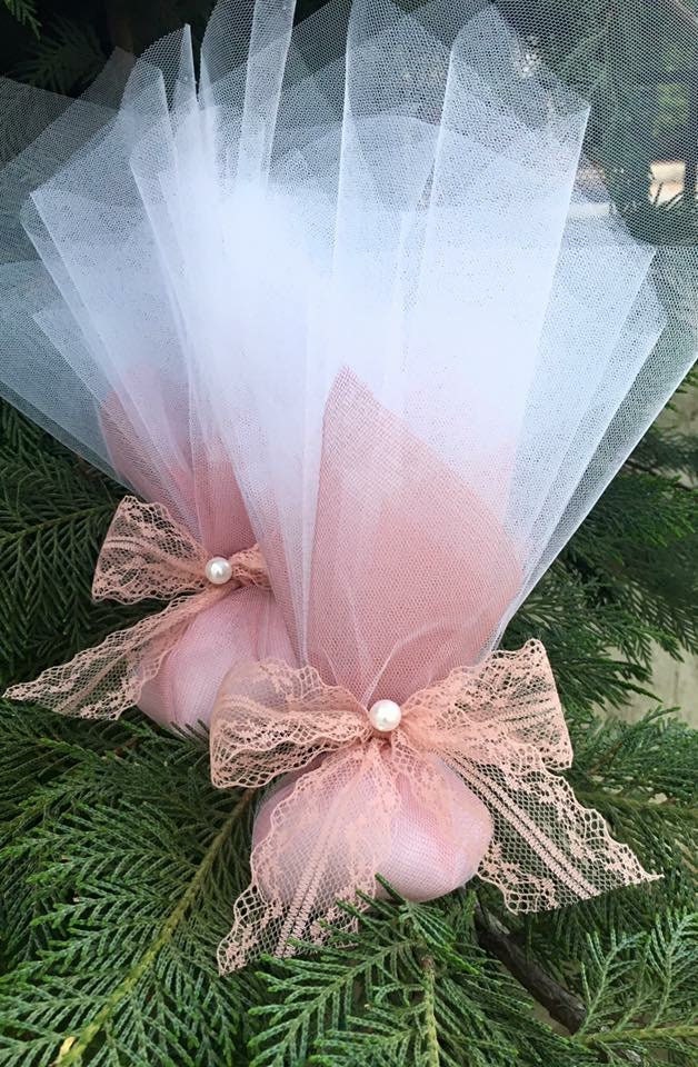 Bombonnières de mariage en tulle rose avec ruban en dentelle
