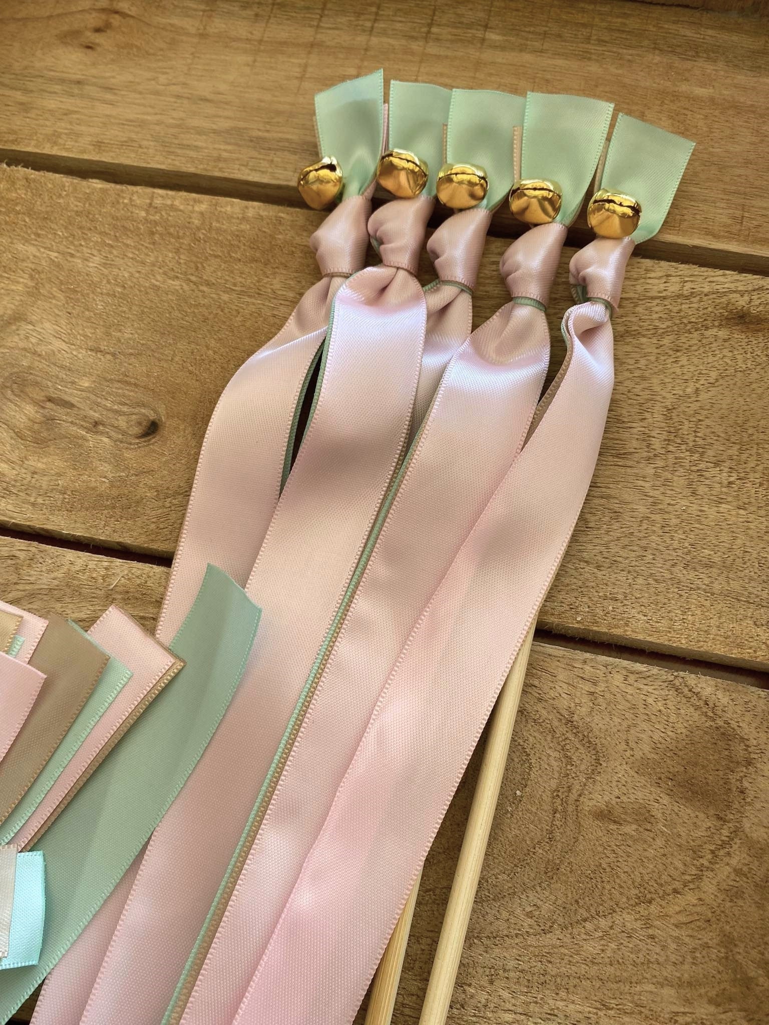 20 baguettes de mariage avec rubans satin et cloches dorées