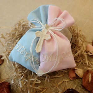 Twin Baptism favors in bulk per guest light blue e pink pouch con ricamo personalizzato Baby Name e Big white Cross