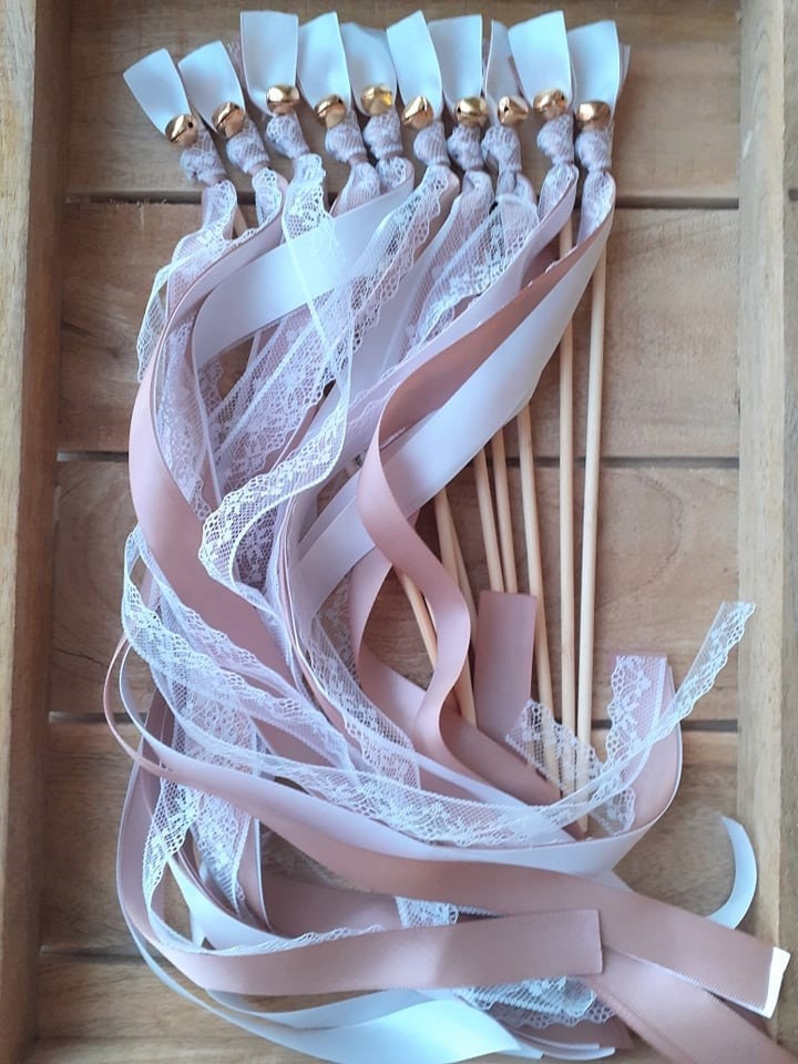 50 baguettes de mariage avec grelots dorés et rubans délicats