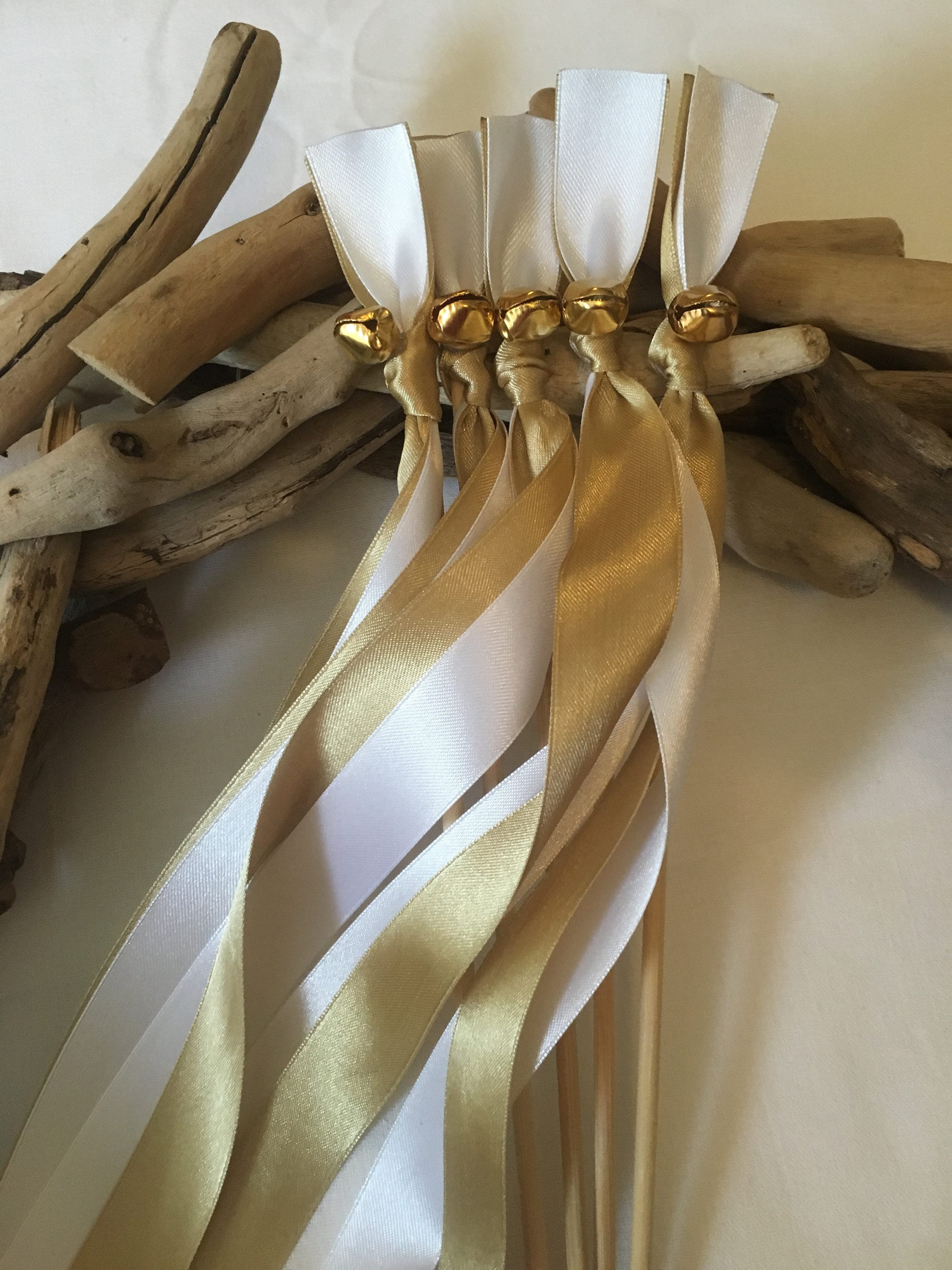 Baguettes de mariage avec rubans blancs et dorés – 50 pièces