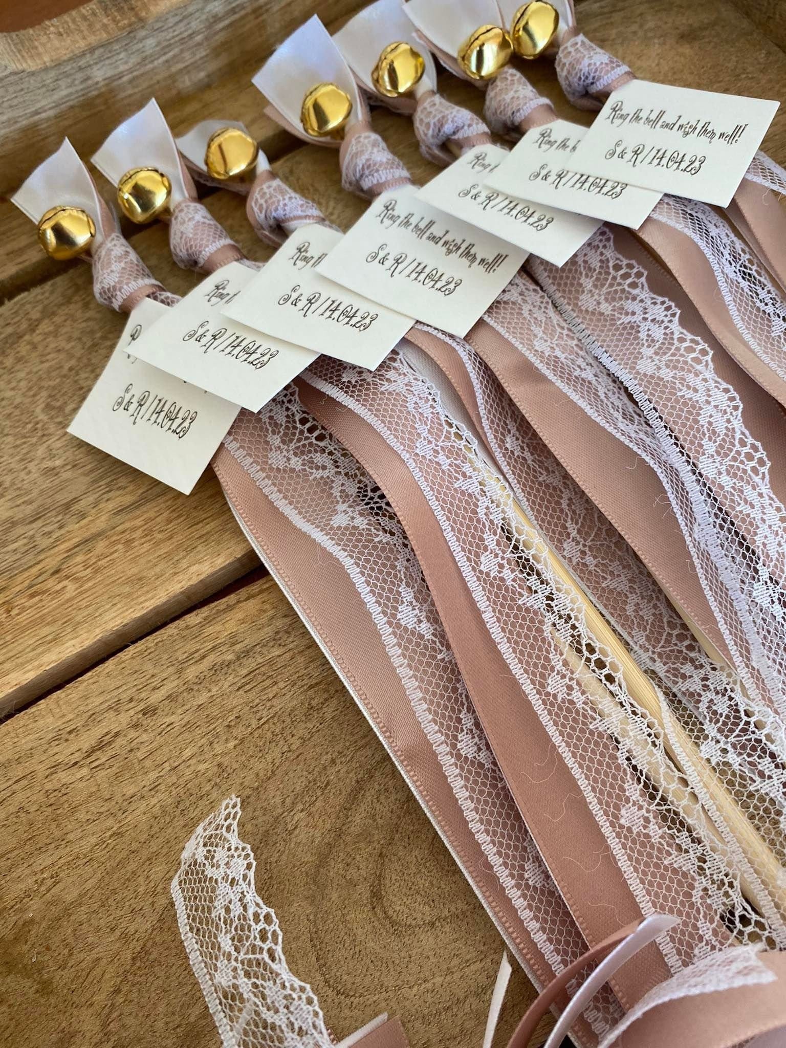 Baguettes de mariage personnalisées avec clochettes dorées et satin