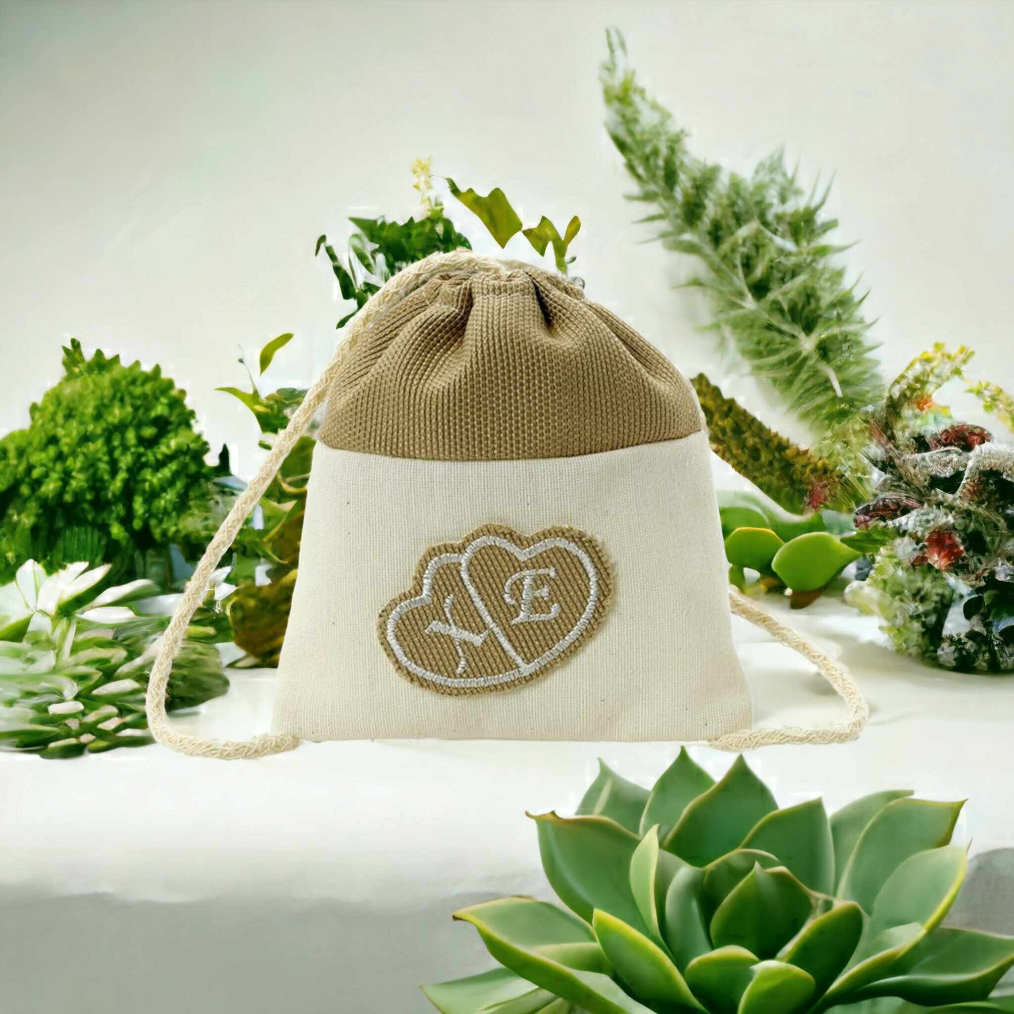 Pochette cadeau personnalisée en coton avec coeur brodé