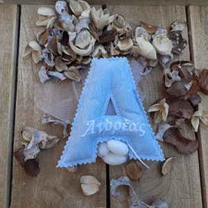 Azul claro grande single inicial con bordado personalizado nombre bebé nombre único bautismo niño favor a granel para los regalos de la fiesta de cumpleaños invitado 1er