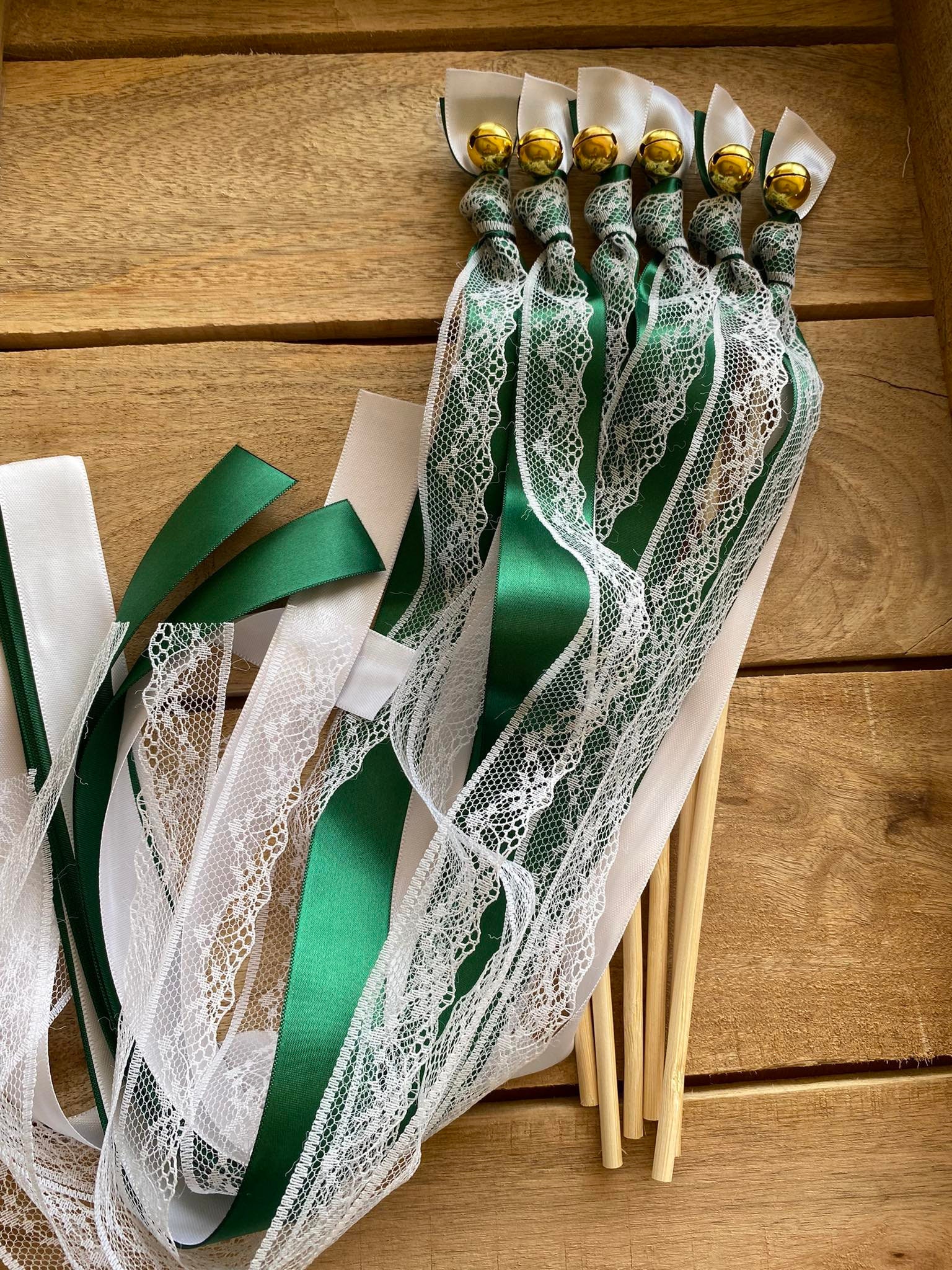 20 baguettes de mariage satin vert émeraude avec clochettes dorées