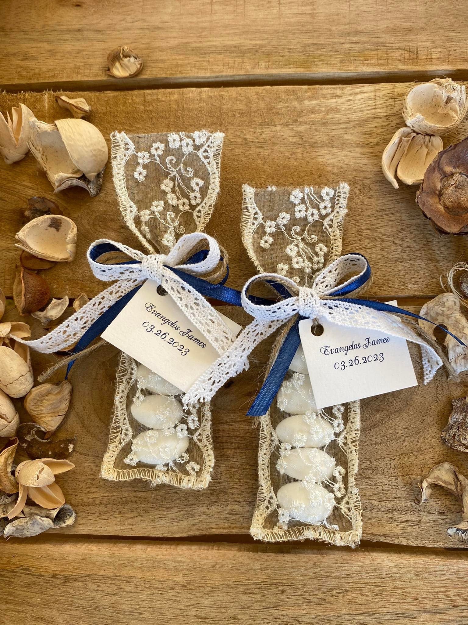 Cadeaux invités de mariage en toile de jute et dentelle personnalisés