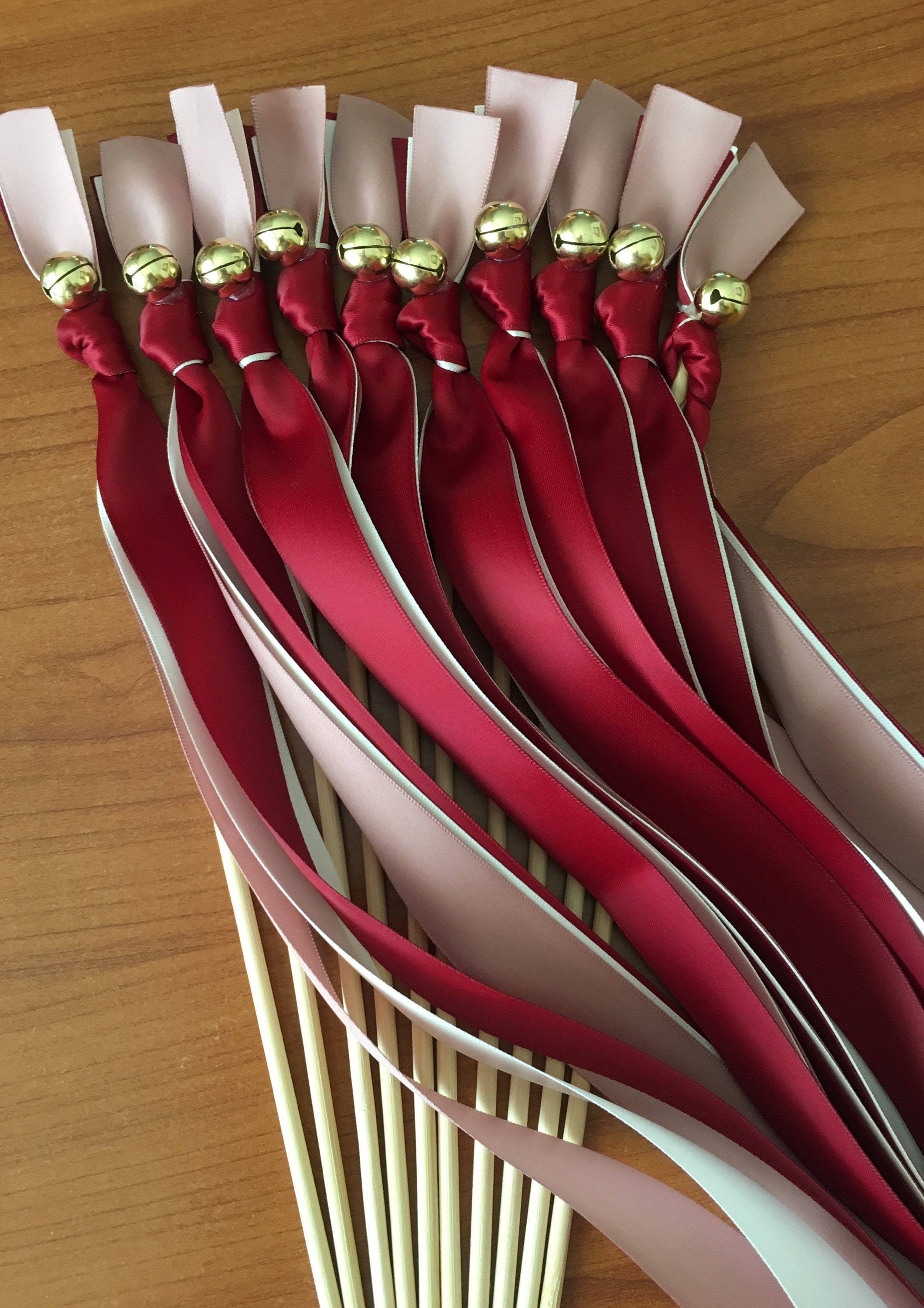 Baguettes de mariage avec grelots dorés et rubans satinés