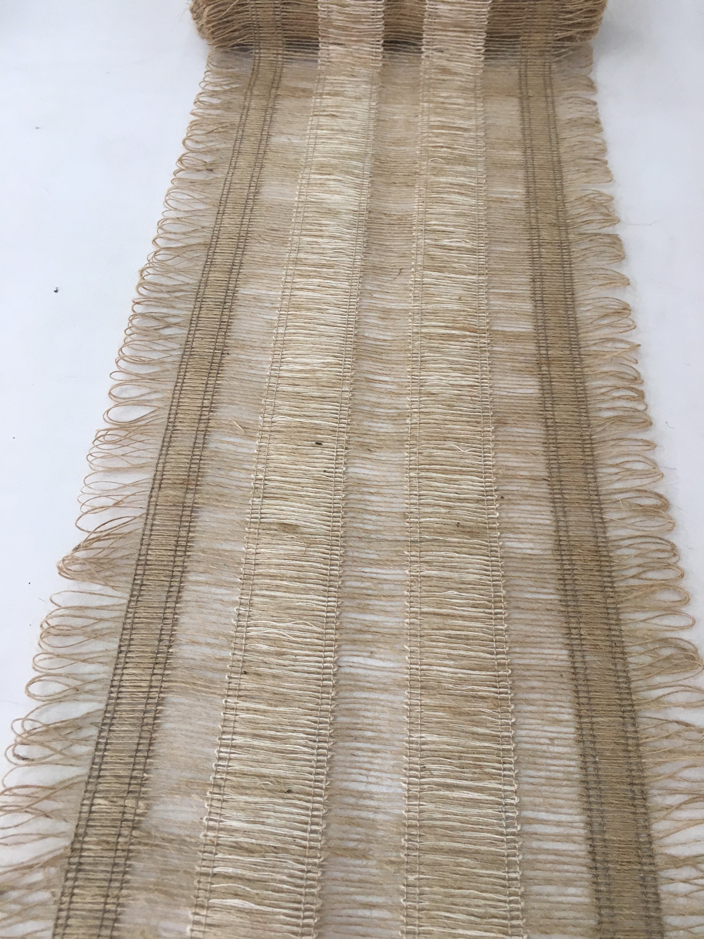 Chemin de table en jute pour mariage rustique avec franges