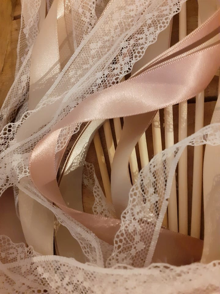 100 bacchette nuziali: nastri rosa e beige, pizzo avorio