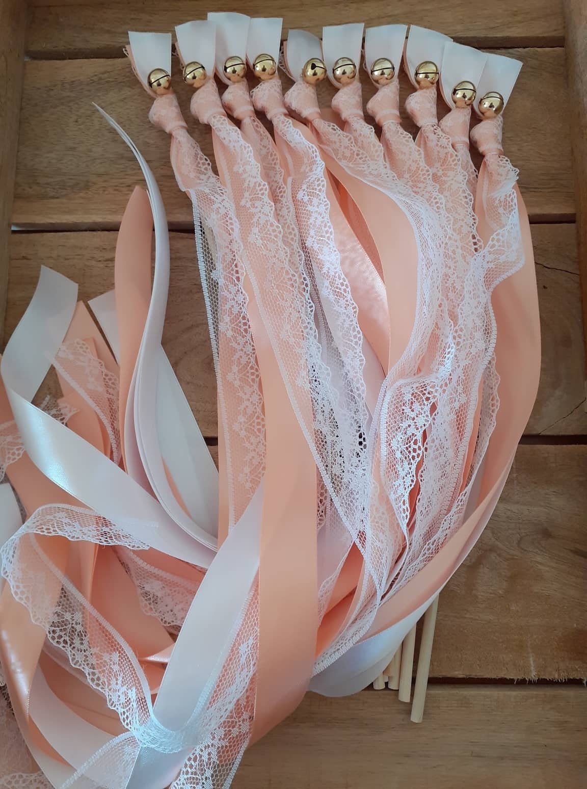 50 baguettes de mariage blanches avec rubans saumon et cloches dorées