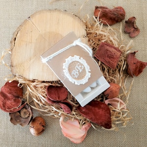 Dusty Pink Wedding favorece las cajas para los invitados bordados personalizados pareja marco de cerámica inicial blanco y cintas bomboniere moderno con Koufeta